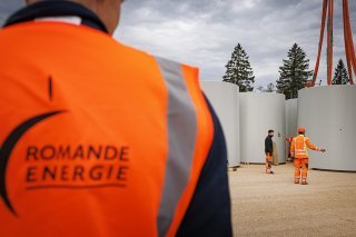 Avec le fort déploiement du solaire, la production d'énergie se fait simultanément partout et génère un surplus d'électrons qu'il s'agit de reprendre et d'évacuer, leur stockage n'étant pas encore possible. (KEYSTONE/Valentin Flauraud) KEYSTONE/VALENTIN FLAURAUD